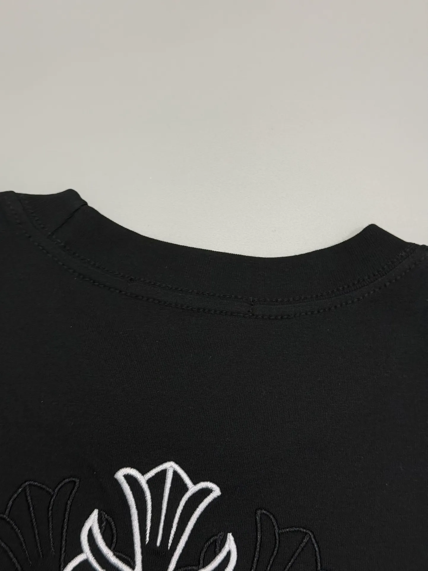 🅿️190 [High quality] Chrome hearts Chrome hearts 2025 new first release latest short-sleeved round neck T-shirt, high-end customization, avant-garde and fashionable design! The brand logo is applied to the front and back cuffs using 100,000 needle embroidery techniques. High-end customized 280g fabric. Soft to the touch. Comfortable to wear. Exquisite stitching. Fine workmanship. The upper body effect is incomparably handsome! Same style for men and women, color: white, black size: S to xL